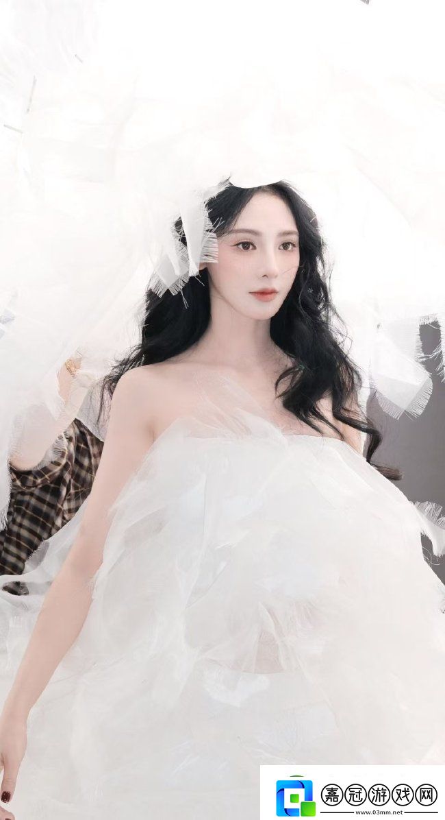 彭小苒穿白色紗裙似天使雪膚烏發清純動人