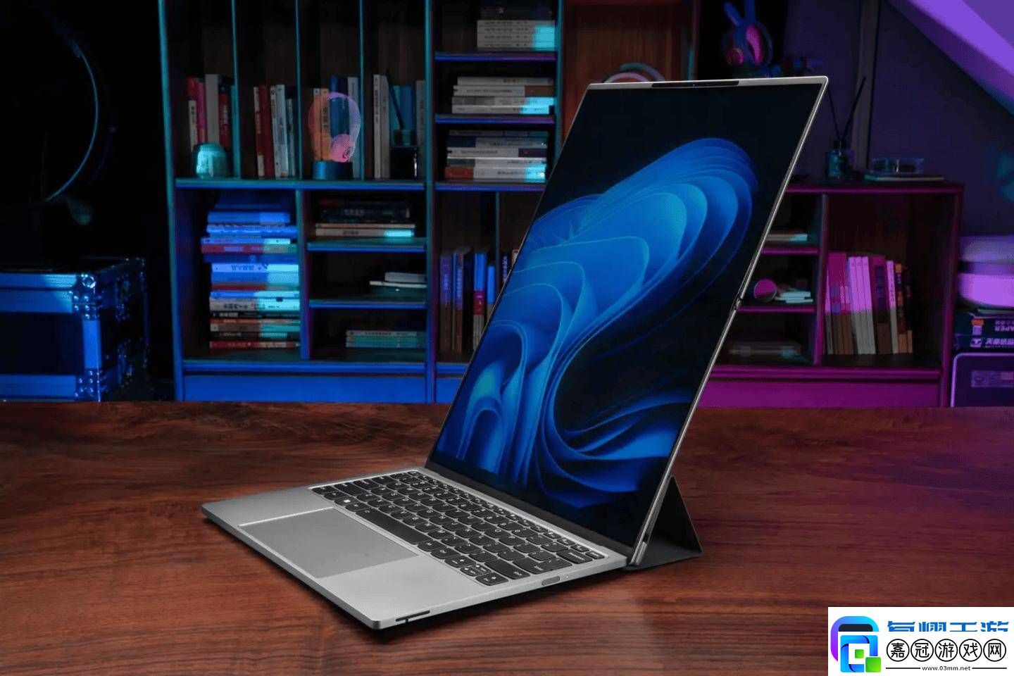 聯想ThinkBook-Flip-AI-PC：雙屏三折疊-未來辦公新形態！